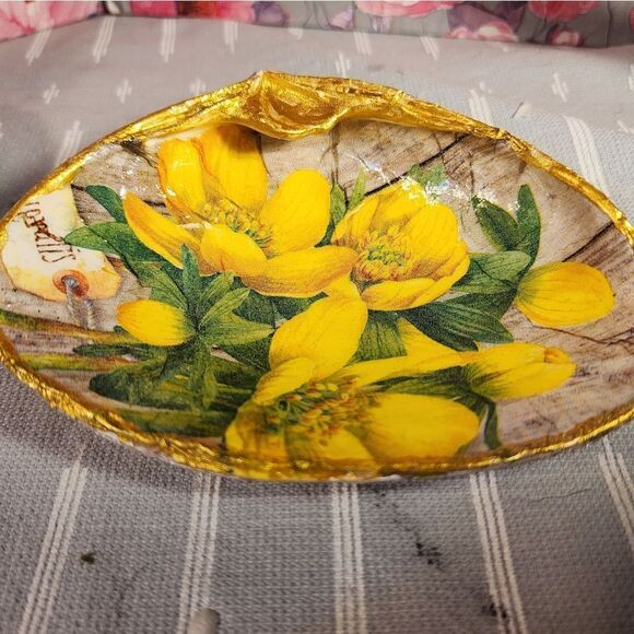 DECOUPAGE CLAM SHELL DECOUPAGE YELLOW FLOWERS 🏵 ON A CLAM SHELL TRINKET DISH - Picture 6 of 11